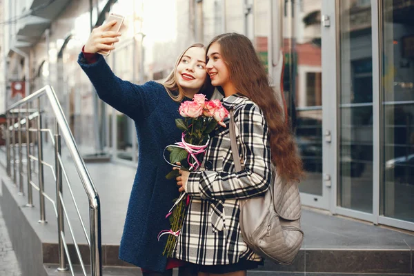 Ragazza con fiori — Foto Stock