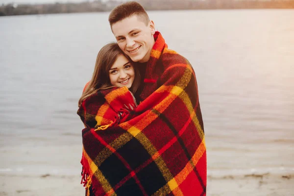 Couple near water — Stock Photo, Image