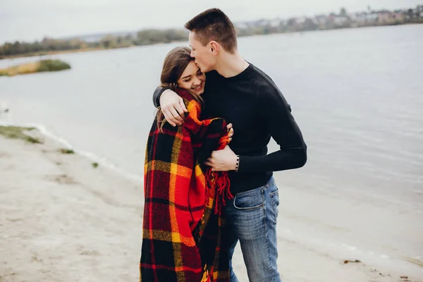 Casal perto de água — Fotografia de Stock