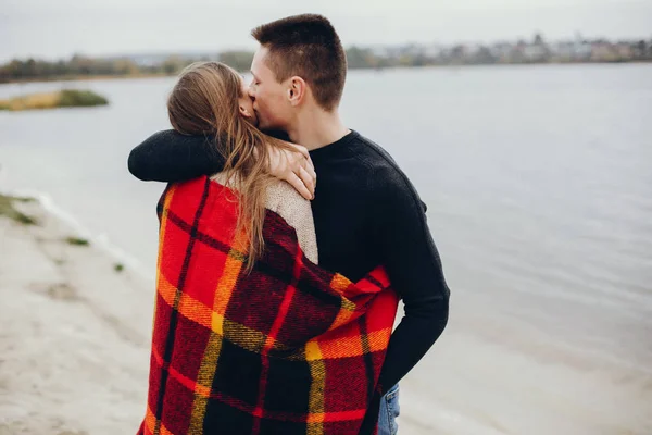 Pareja cerca del agua — Foto de Stock