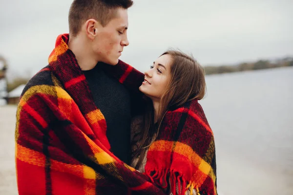 Pareja cerca del agua — Foto de Stock