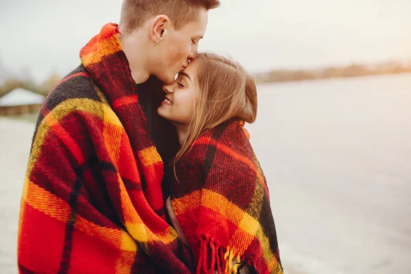 Couple near water — Stock Photo, Image