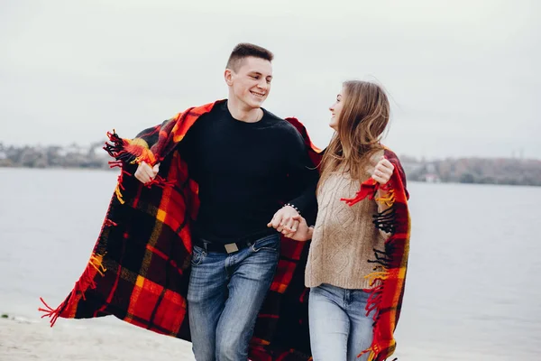 Couple near water — Stock Photo, Image