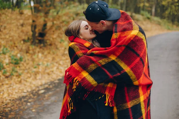 Casal perto de água — Fotografia de Stock