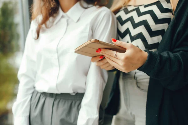 Meninas com tablet — Fotografia de Stock