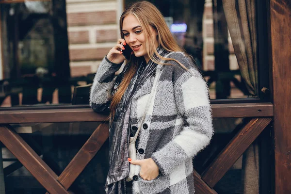 Menina com telefone — Fotografia de Stock