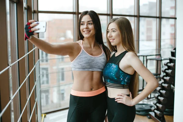 Chicas en un gimnasio —  Fotos de Stock