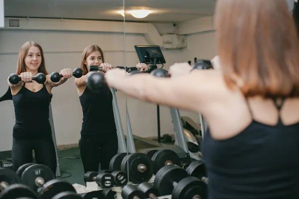 Flickor är engagerade i sport i gymmet — Stockfoto