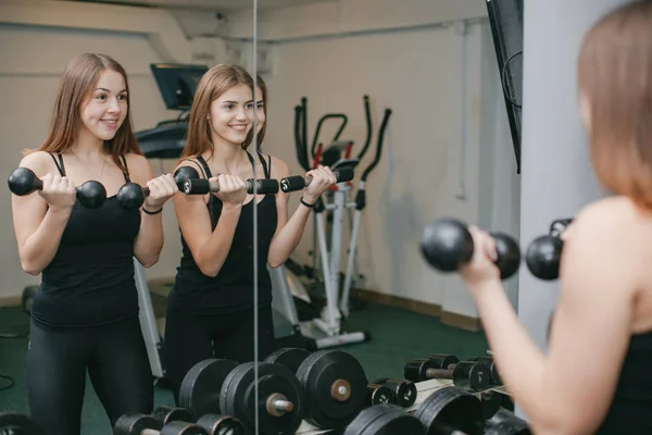 Girls are engaged in sports in the gym — Stock Photo, Image