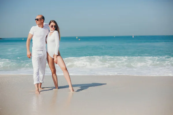 Casal amoroso no mar — Fotografia de Stock