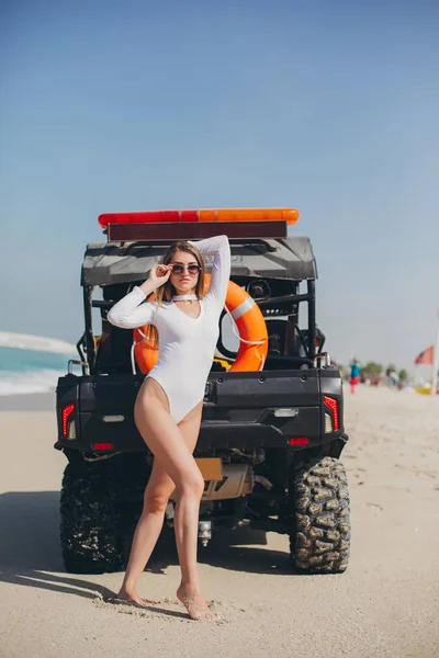 Chica junto al mar — Foto de Stock