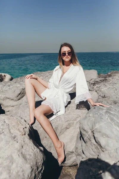 Chica junto al mar — Foto de Stock