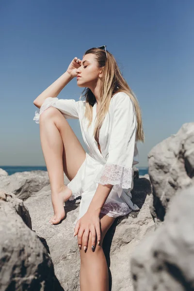 Menina junto ao mar — Fotografia de Stock