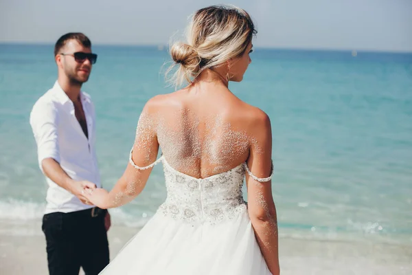 Bruiden in de buurt van de zee — Stockfoto