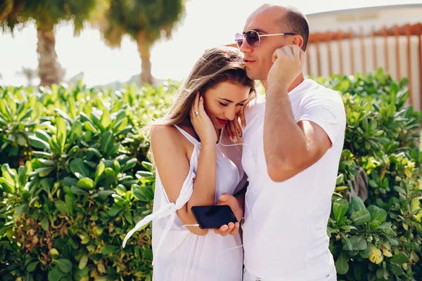 Couple with phone — Stock Photo, Image