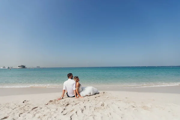 Menyasszony, a tenger közelében — Stock Fotó