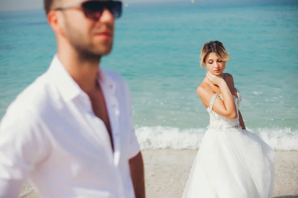 Menyasszony, a tenger közelében — Stock Fotó