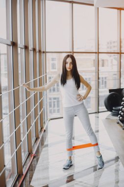 Kız bir spor salonu