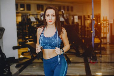 Kız bir spor salonu