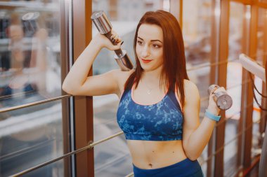 Kız bir spor salonu