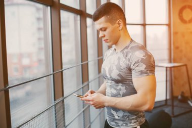 adam bir spor salonunda