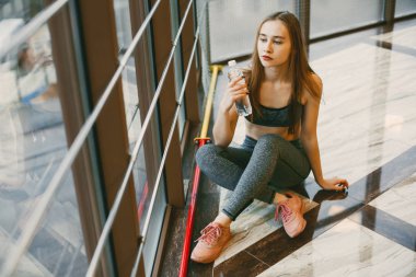 Kız bir spor salonu