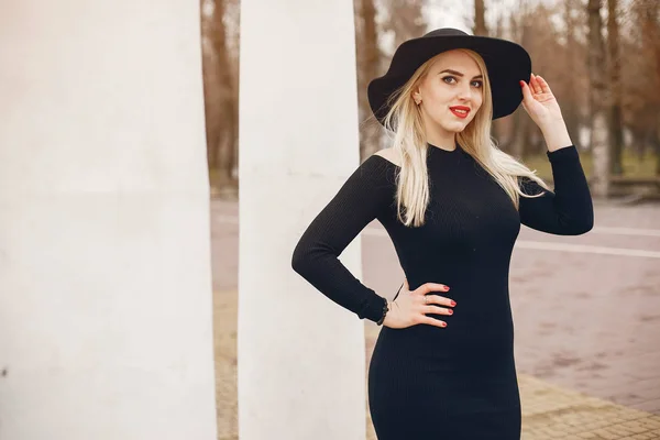 Lady in a hat — Stock Photo, Image