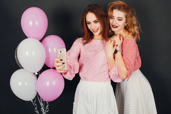 Mädchen mit Luftballons — Stockfoto