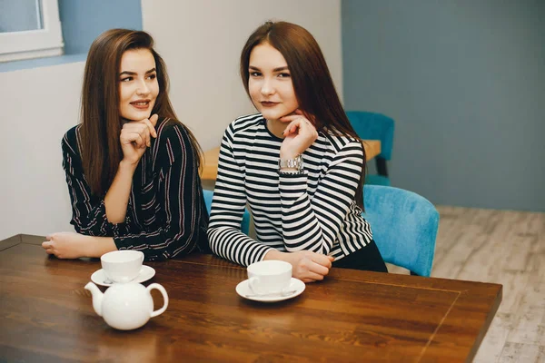 Meninas com chá — Fotografia de Stock
