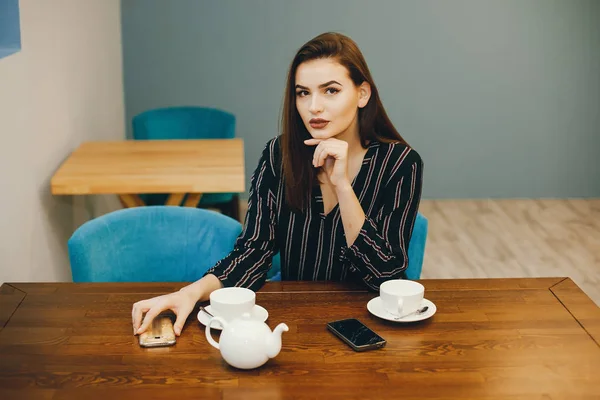 Девушка с чаем — стоковое фото