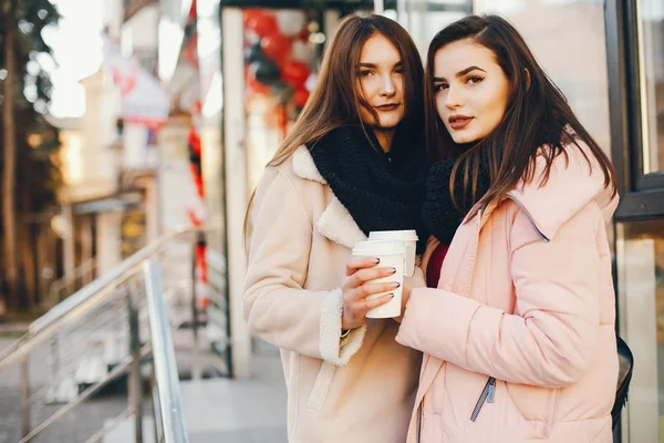 Ragazze con caffè — Foto Stock