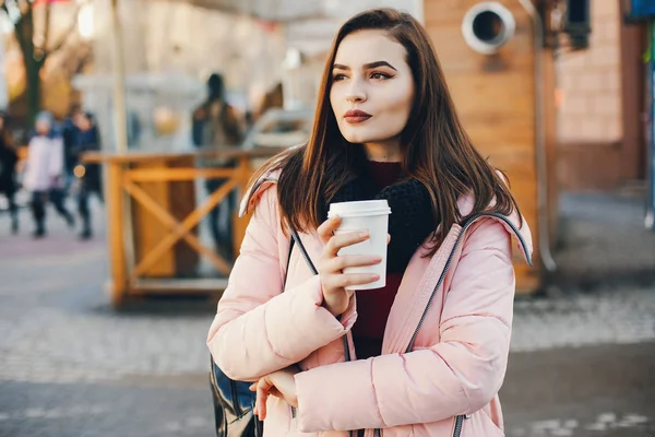 Flicka med kaffe — Stockfoto
