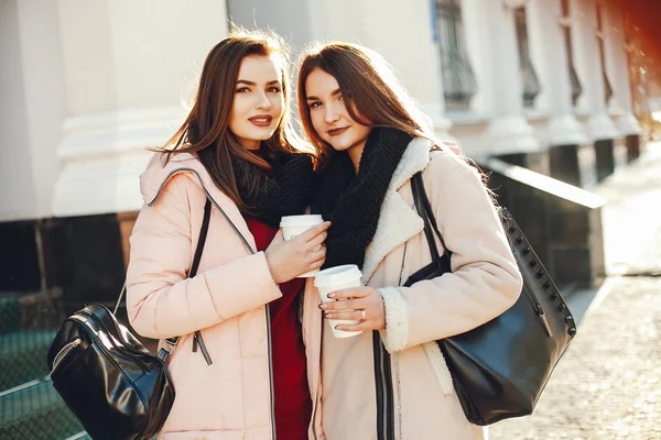 Девушки с кофе — стоковое фото