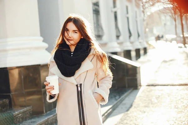 Menina com café — Fotografia de Stock