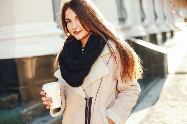 Flicka med kaffe — Stockfoto