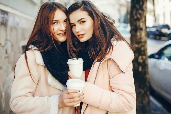 Ragazze con caffè — Foto Stock