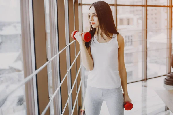 Chica en un gimnasio — Foto de Stock