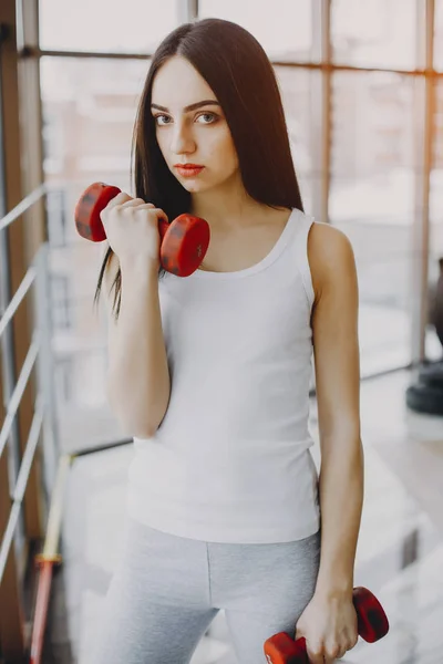 Chica en un gimnasio — Foto de Stock