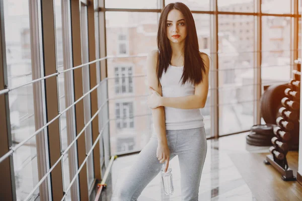 Fille dans une salle de gym — Photo