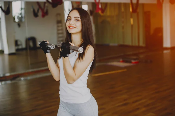 Mädchen in einer Turnhalle — Stockfoto