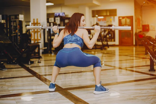 Chica en un gimnasio — Foto de Stock