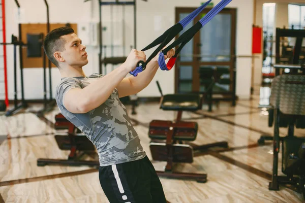 Gars dans une salle de gym — Photo