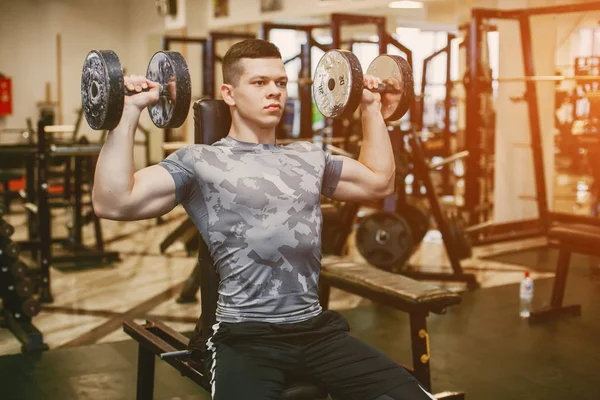 Chico en un gimnasio —  Fotos de Stock