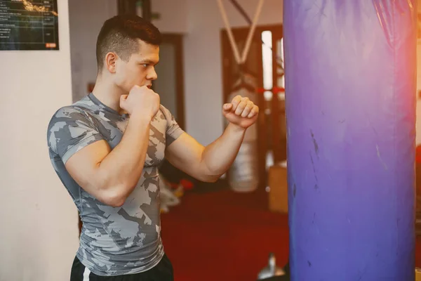 Guy in a gym — Stock Photo, Image