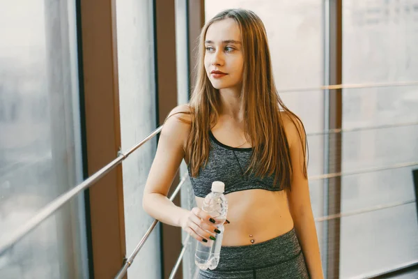 Chica en un gimnasio —  Fotos de Stock