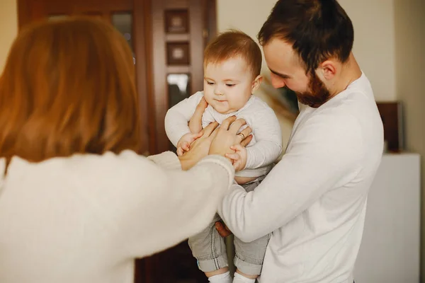 Familia en casa —  Fotos de Stock