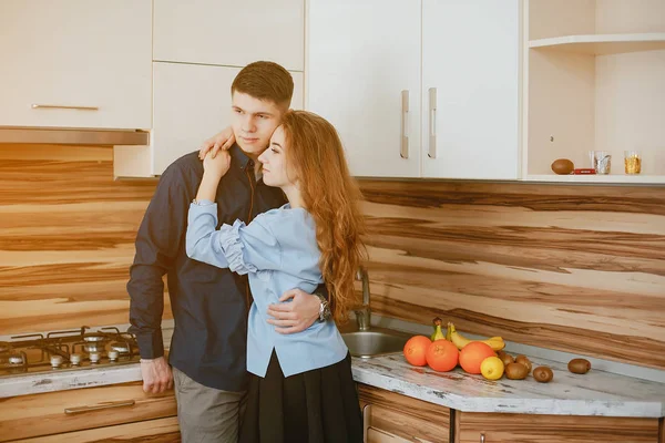 Paar in een keuken — Stockfoto