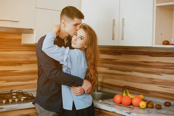 Casal em uma cozinha — Fotografia de Stock