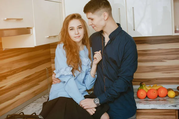 Paar in een keuken — Stockfoto
