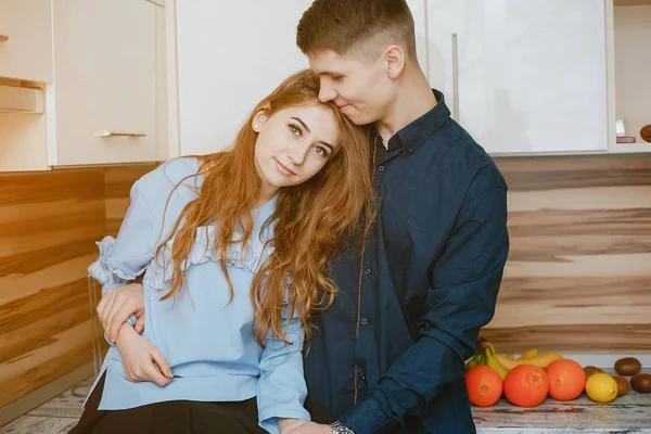 Pareja en una cocina — Foto de Stock